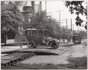 Packard limousine steekt de tramsporen over bij Lindell Boulevard en Boyle Avenue door Charles Clement Holt